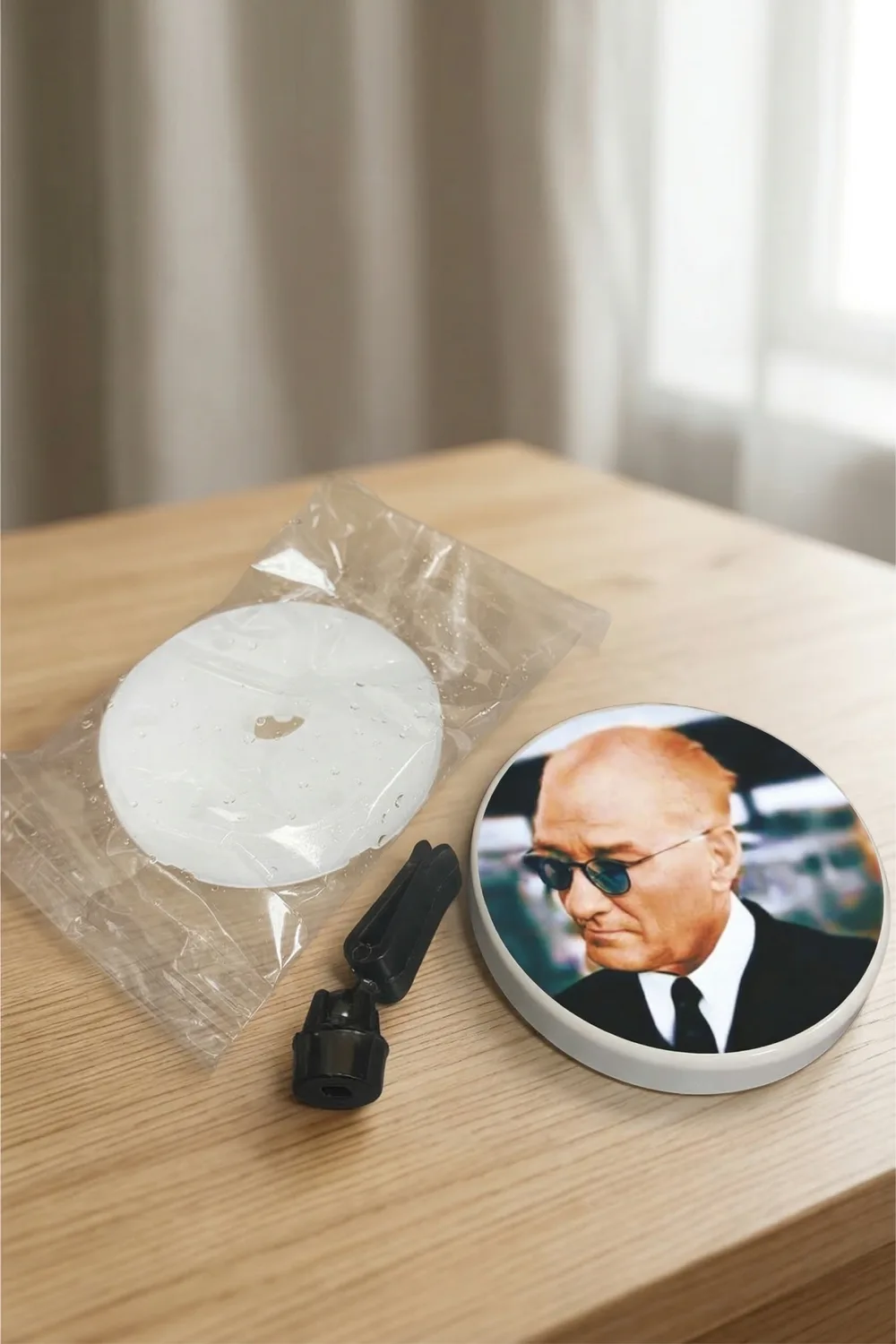 Atatürk Gözlüklü Yuvarlak Fan Oto Kokusu Model 02
